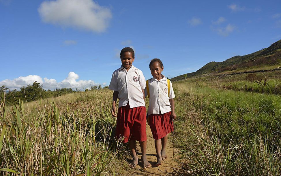 Indonesien: Zwei Mädchen vor einem endlosen Schulweg.