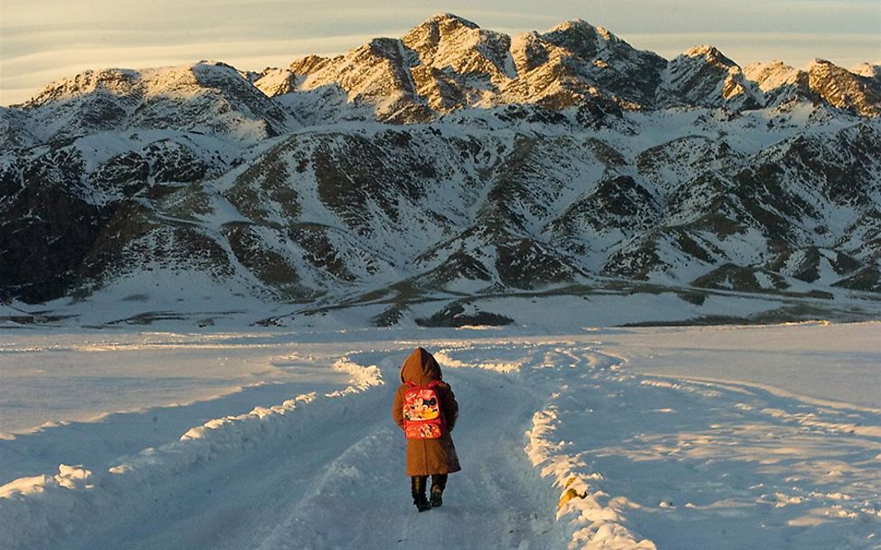 Mongolei: Ein Mädchen läuft Kilometer durch Schnee und Kälte zur Schule. 