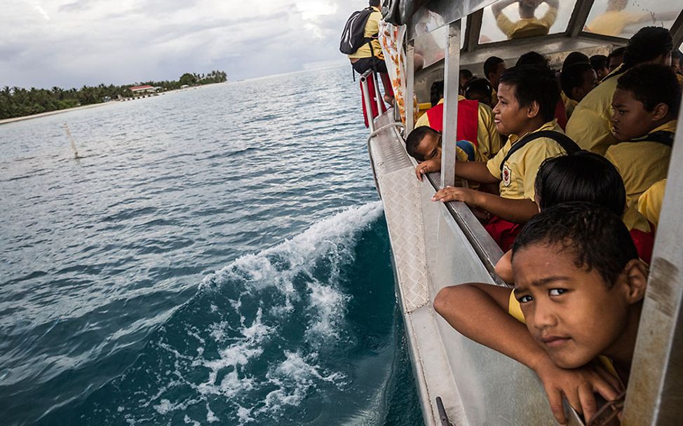 Samoa: Eine Gruppe von Kindern fährt mit dem Schulboot.