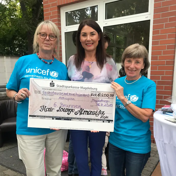 Almasija Hess überreicht den Scheck an Paula Knocke (links) und Sabine Koch, beide Unicef AG Magdeburg Bild der Scheckübergabe