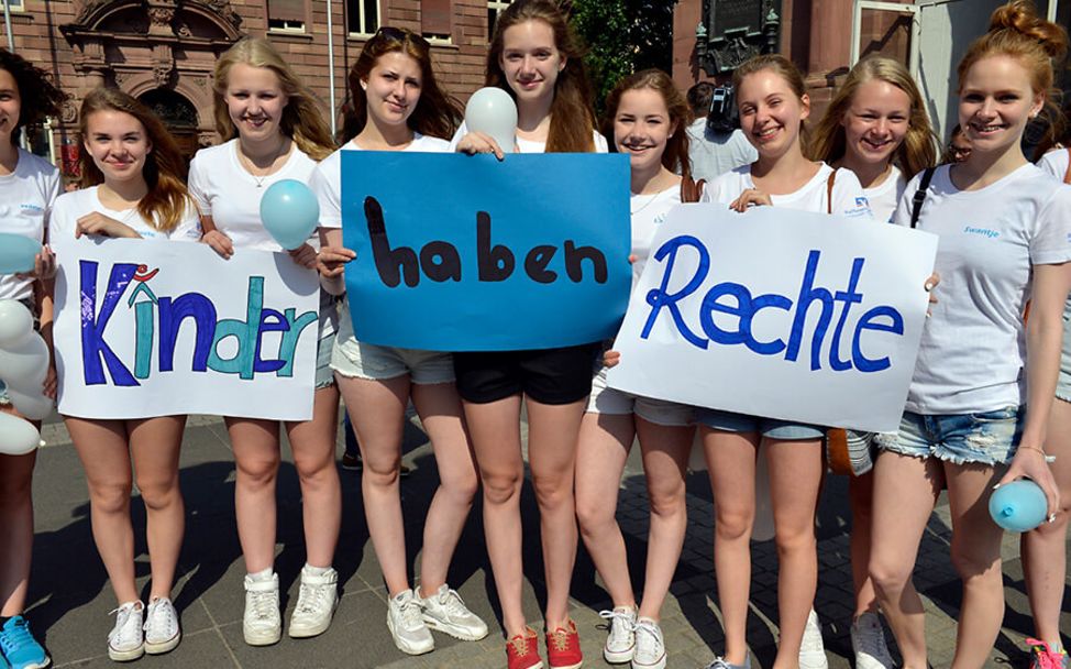 Kinderrechte ins Grundgesetz: Eine Gruppe von Mädchen demonstriert mit Plakaten für Kinderrechte.