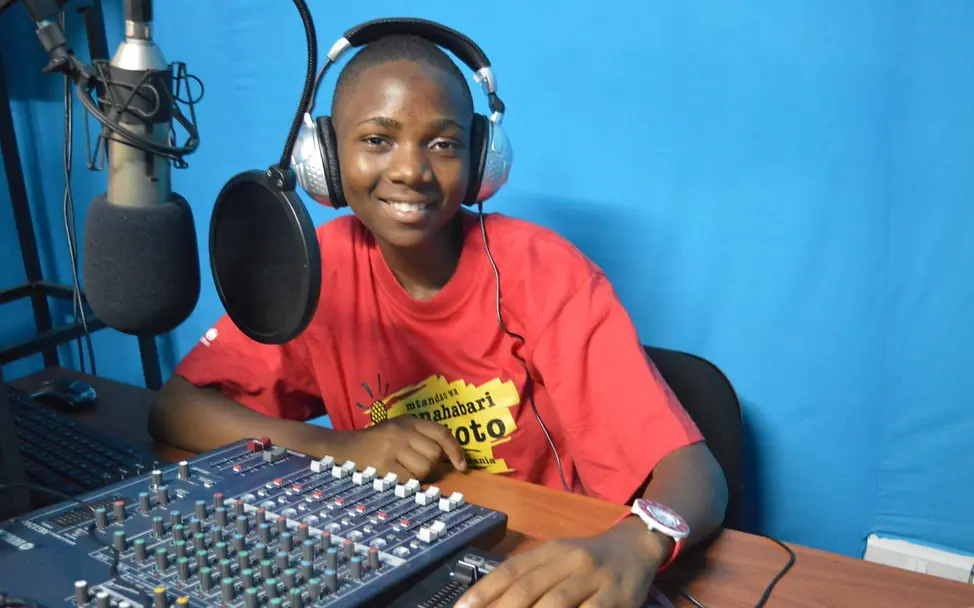 Paulina aus Tansania sagt: "Mädchen sind mutig und arbeiten gut zusammen | © UNICEF/Jackel Weltmädchentag: Paulina aus Tansania im Tonstudio