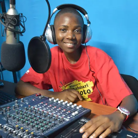 Paulina aus Tansania sagt: "Mädchen sind mutig und arbeiten gut zusammen | © UNICEF/Jackel Weltmädchentag: Paulina aus Tansania im Tonstudio