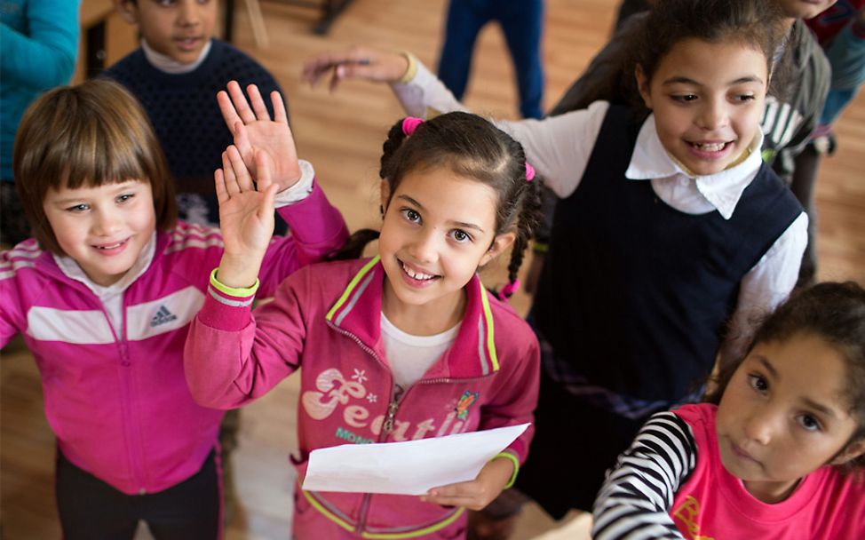 Rumänien: Eine Gruppe von Kindern der zweiten Klasse üben ein Lied.