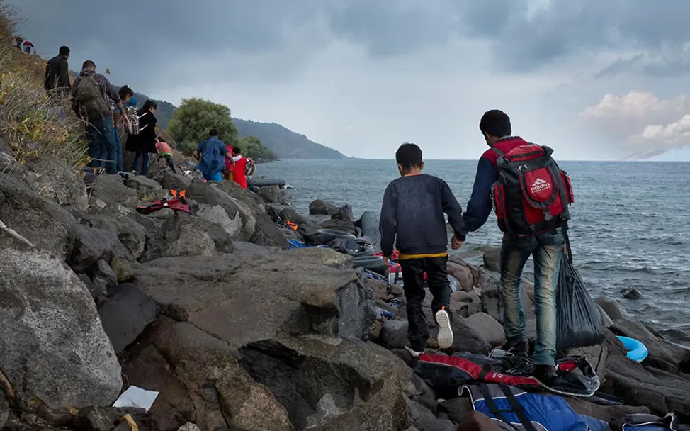 Hussein und sein Sohn mussten ihr Zuhause verlassen. | © UNICEF/Gilbertson VII Photo Lesbos: Der 32-jährige Hussein folgt mit seinem Sohn anderen gestrandeten Geflüchteten.