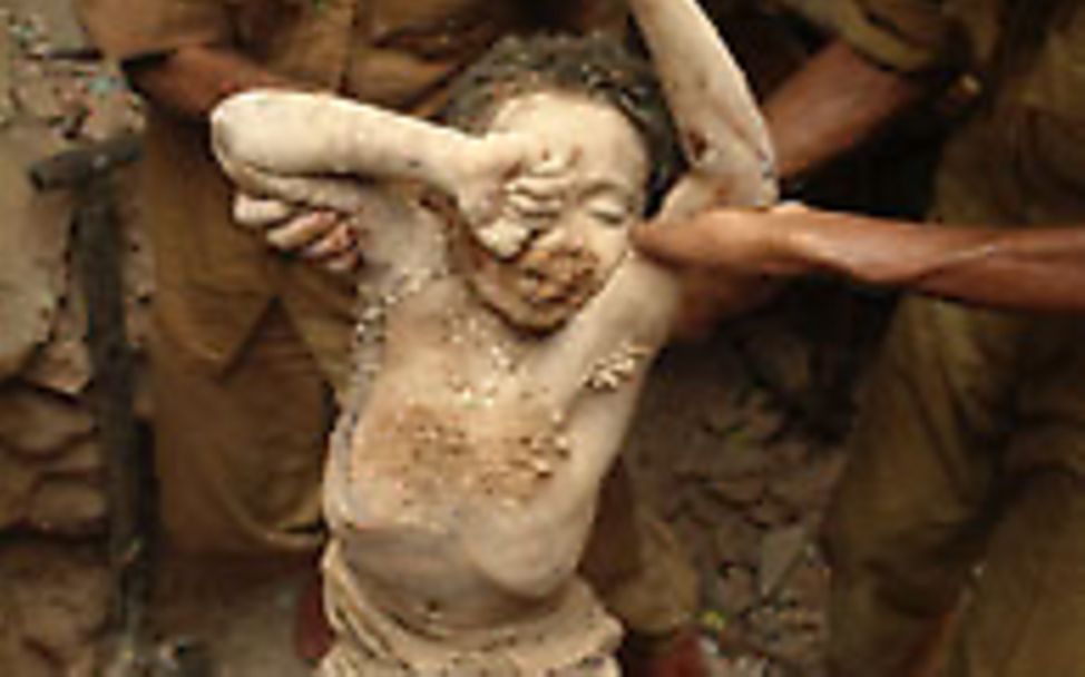 2. Prize Photo of the Year 2004: Collapse of a rotten building in Bangladesh