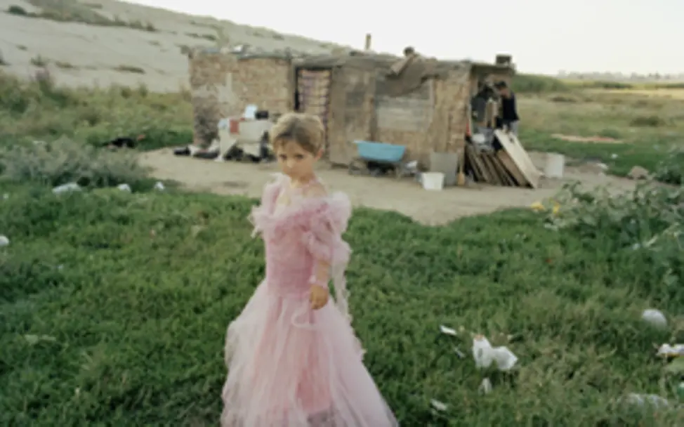 3. Prize: Corinna’s home on a garbage dump in Bucharest | © Alfredo D’ amato, Italy / Panos Pictures 3. Prize Photo of the Year 2004: Corinna’s home on a garbage dump in Bucharest