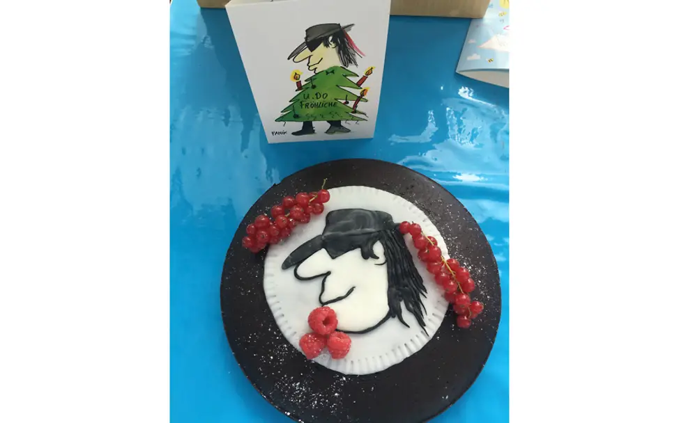 Die Udo-Motivtorte gewinnt den Grußkarten-Backwettbewerb. | © UNICEF Grußkarten-Backwettbewerb: Der Gewinnerkuchen ist ein Udo Lindenberg-Motiv.