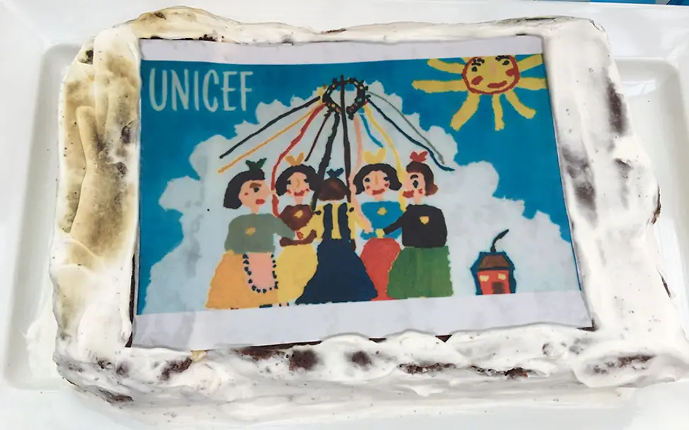 Die allererste UNICEF-Karte als Kuchenkreation. | © UNICEF Grußkarten-Backwettbewerb: Die allererste UNICEF-Karte als Kuchenkreation.
