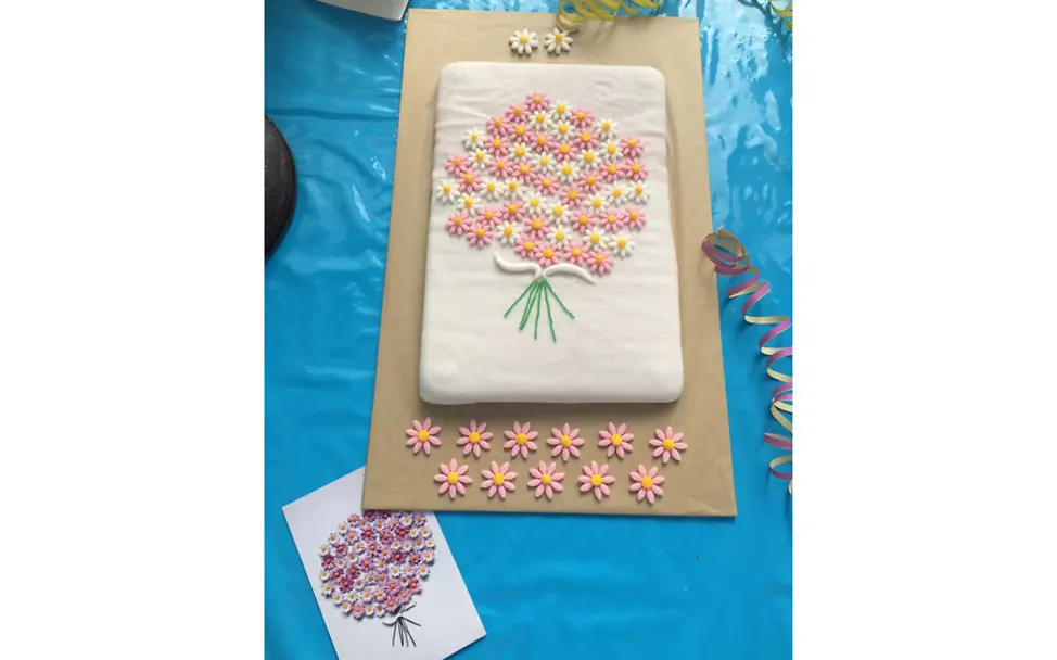 Eine Blumenkreation beim Grußkarten-Backwettbewerb | © UNICEF Blumen-Motivtorte beim Grußkarten-Backwettbewerb