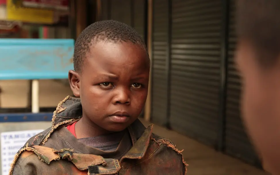 Patrick entkam dank der Filmschule der Straße. | © Dagoretti Film School Kenia: Patrick in seiner Rolle als Straßenkind im Film „Child4Hire“