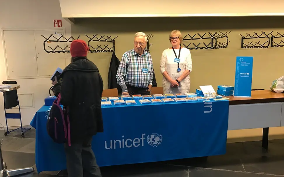 Jörg und Helle am Stand © UNICEF-AG Berlin Jörg und Helle am Stand © UNICEF-AG Berlin