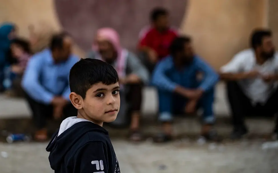 Ein Junge auf der Straße, nachdem seine Familie durch die eskalierende Gewalt aus ihrer Heimat flüchten musste. | © UNICEF/Souleiman Ein Junge in Syrien auf der Straße schaut traurig in die Kamera.