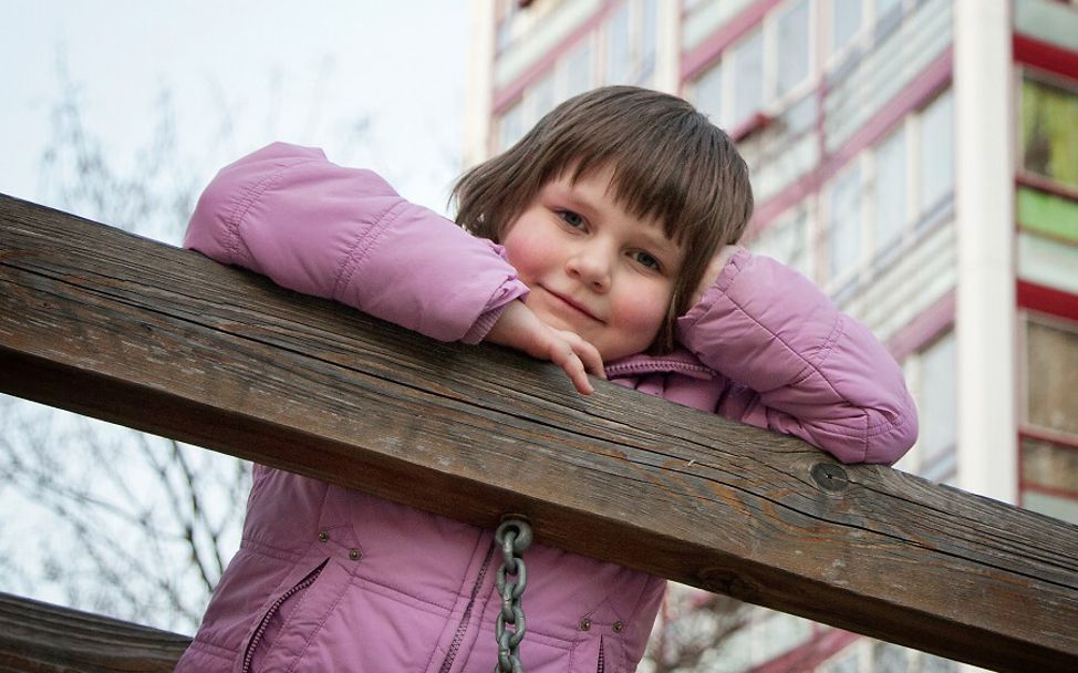 Kinderrechte in Deutschland verletzt: Ein Mädchen auf einem Spielplatz