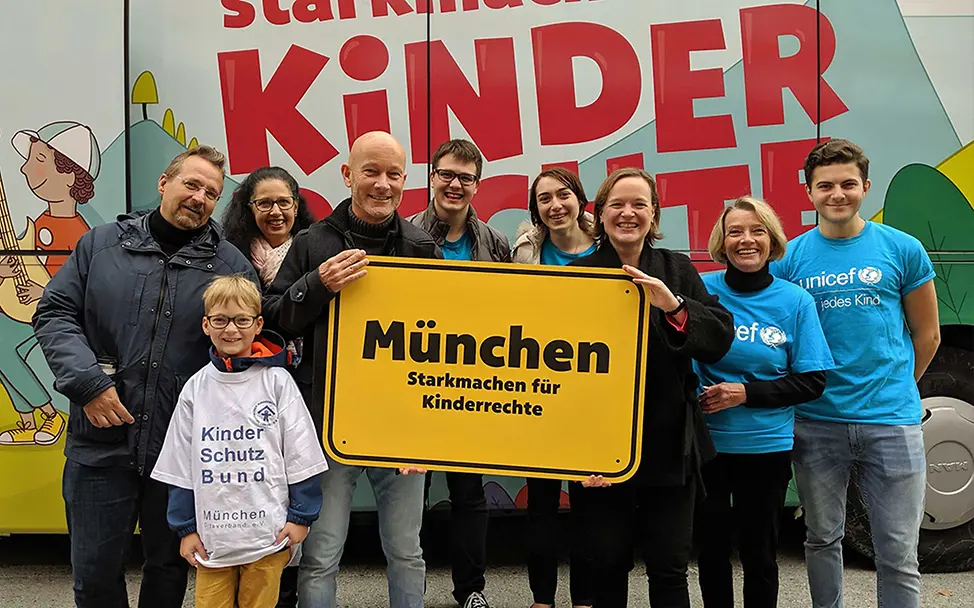 Kinderrechte Bus in München mit UNICEF Kinderministerium Bus Gruppenfoto