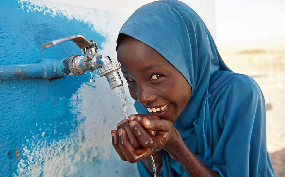 Kostbares Wasser: UNICEF installiert Wassersysteme an Schulen. | © UNICEF/Noorani UNICEF kümmert sich um sauberes Trinkwasser für Kinder.