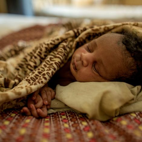 Südsudan: Die vier Tage alte Agwei schläft eingewickelt in einer Decke.