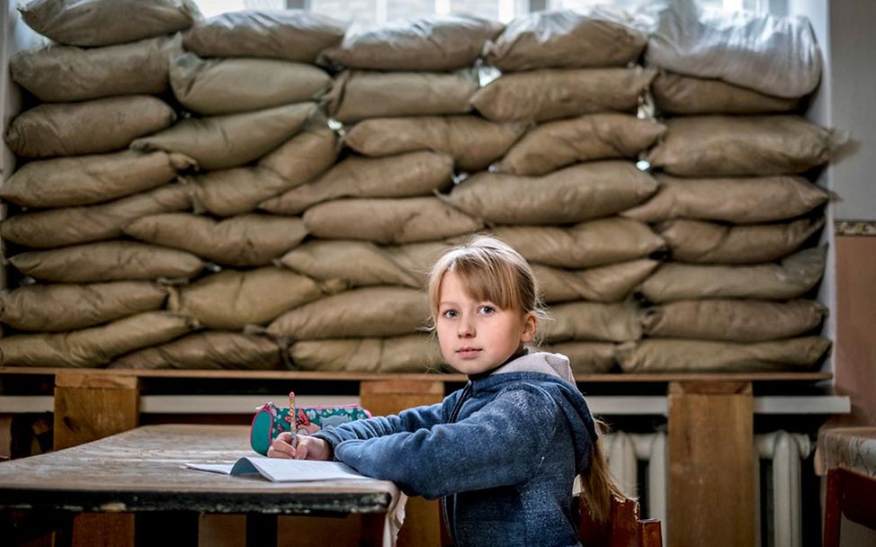 Sandsäcke sollen Schulkinder vor Beschüssen schützen. 