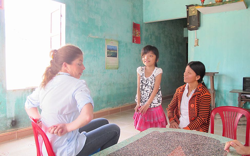 Vietnam: Angela hat Ly ein Springseil mitgebracht.