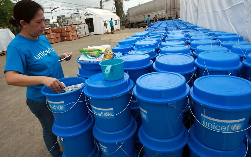 UNICEF kann im Notfall schnell Hilfsgüter liefern | © UNICEF/Jeof Maitem Taifun Kammuri auf den Philippinen: UNICEF-Helferin mit Tonnen von Hilfsgütern