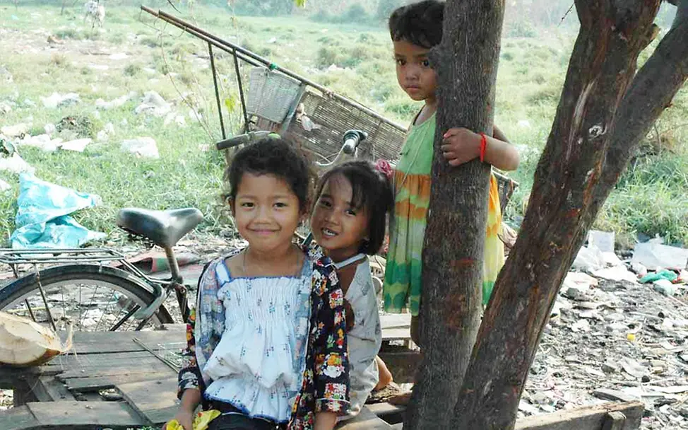Kambodscha: Drei Mädchen in der Siedlung Stunt Meanchey