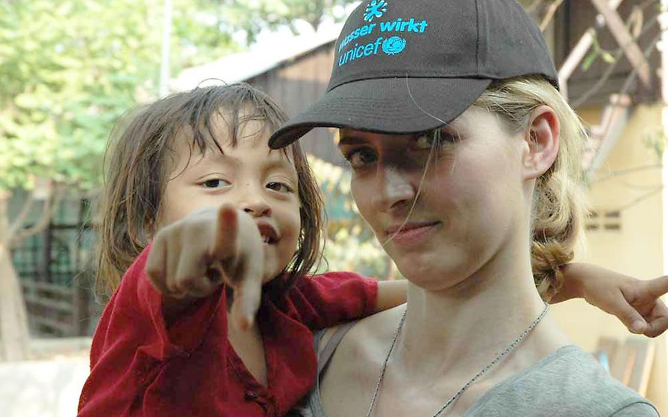 Kambodscha: Eva Padberg mit der taubstummen Sok Lang