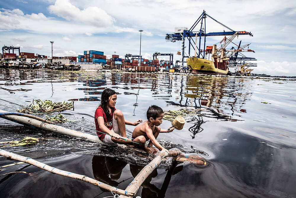 Philippines: Garbage, the Children and Death | © Hartmut Schwarzbach, Germany (Argus Photo Agency) Philippines: Garbage, the Children and Death