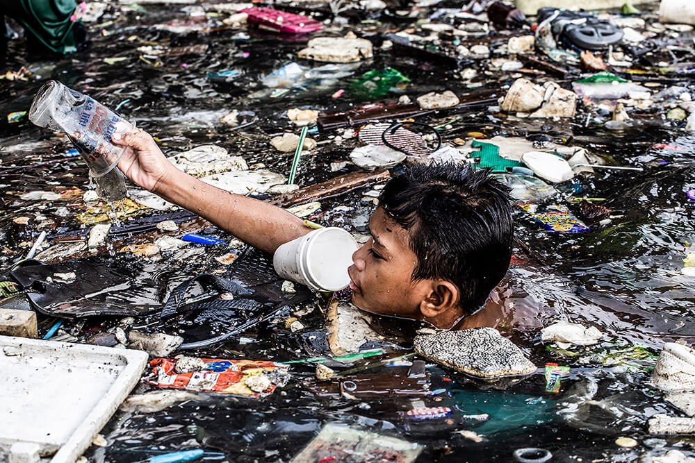 Philippines: Garbage, the Children and Death | © Hartmut Schwarzbach, Germany (Argus Photo Agency) Philippines: Garbage, the Children and Death
