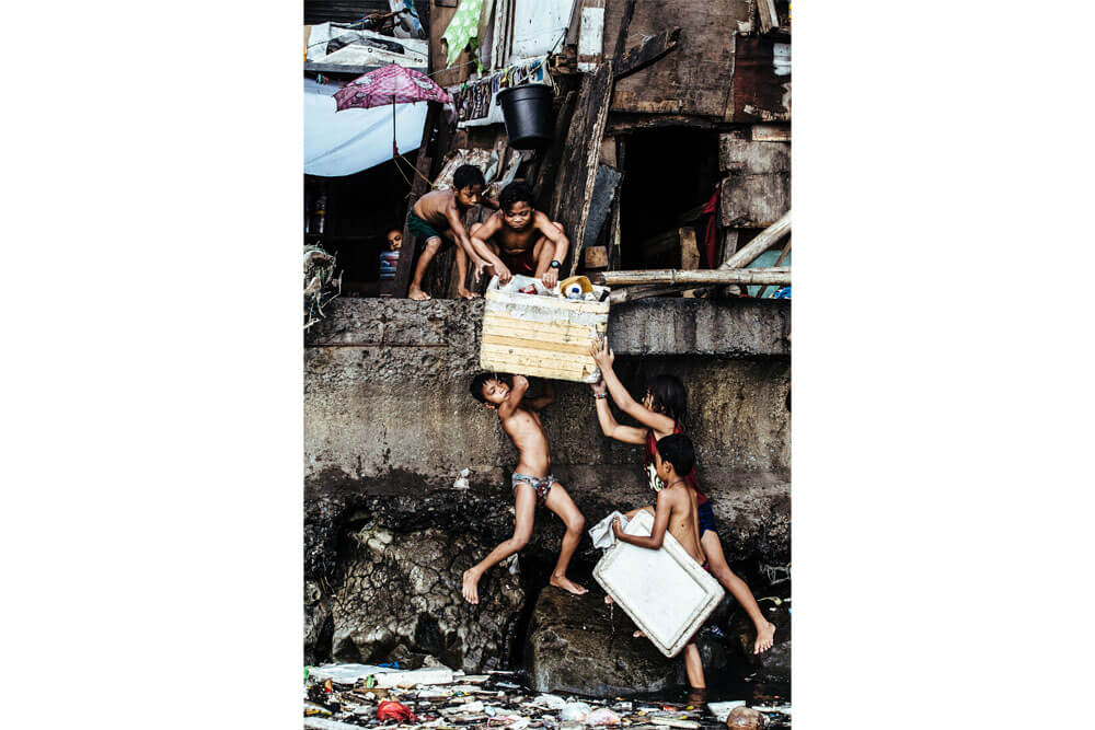 Philippines: Garbage, the Children and Death | © Hartmut Schwarzbach, Germany (Argus Photo Agency) Philippines: Garbage, the Children and Death