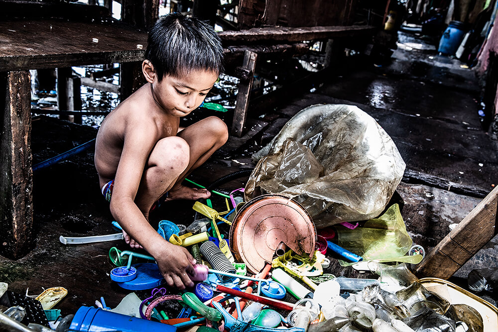 Philippines: Garbage, the Children and Death | © Hartmut Schwarzbach, Germany (Argus Photo Agency) Philippines: Garbage, the Children and Death