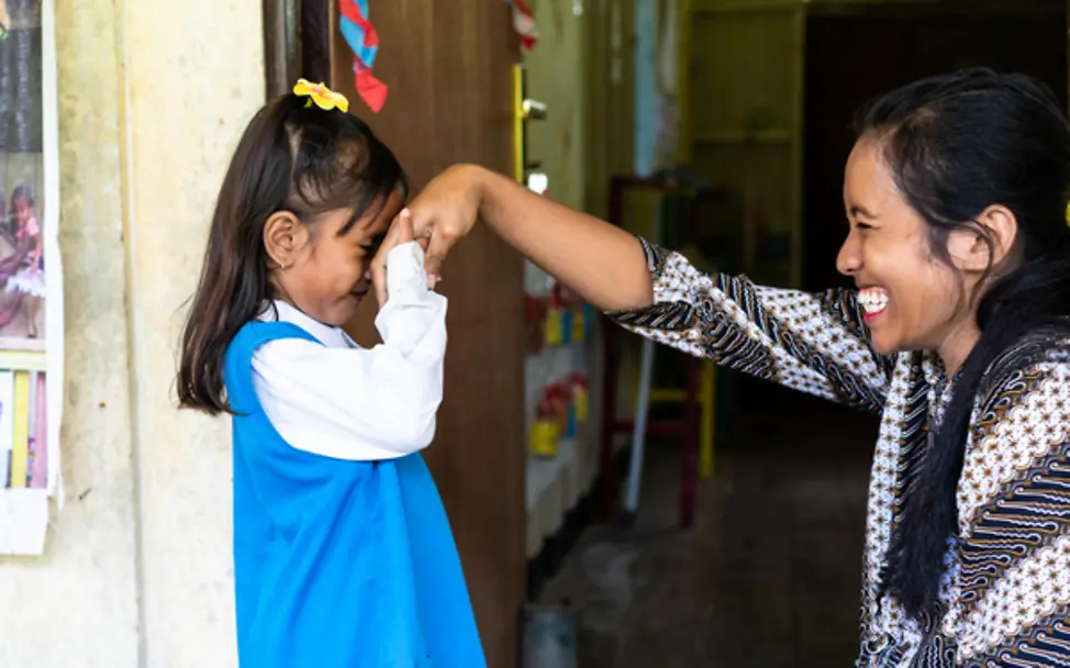 Ein Mädchen bedankt sich bei ihrer Kindergärtnerin. | © UNICEF/Kruglinski Ein Mädchen bedankt sich bei ihrer Kindergärtnerin.