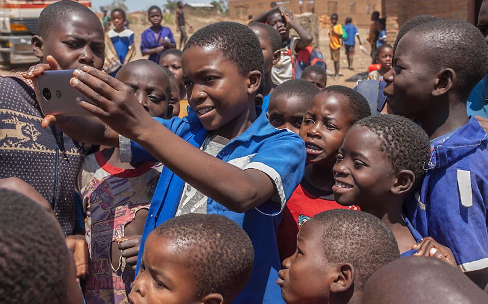 Malawi: Schülerreporter der Living Schools berichten per Smartphone über ihren Alltag