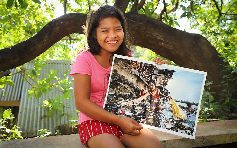 Philippinen: Stolz präsentiert Wenie ihr eigenes Siegerbild des UNICEF-Foto des Jahres 2019.