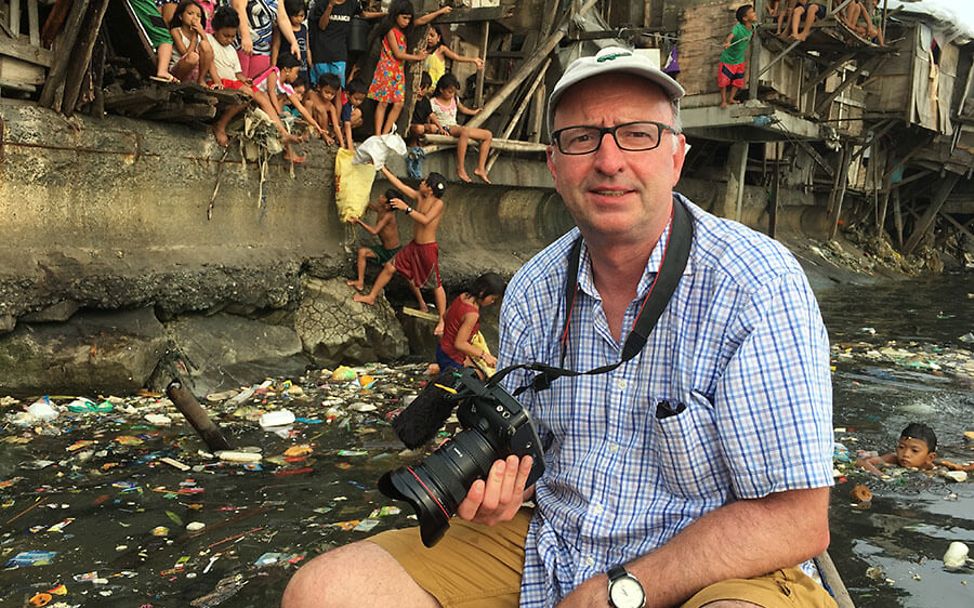 Philippinen: Hartmut Schwarzbach mit seiner Kamera in der Manila Bucht. 