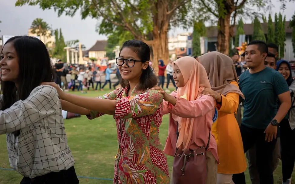 Weltkindertag in Indonesien im November. | © UNICEF/Ijazah Indonesien: Junge Frauen laufen in einer Karawane auf einer Feier zum Weltkindertag.