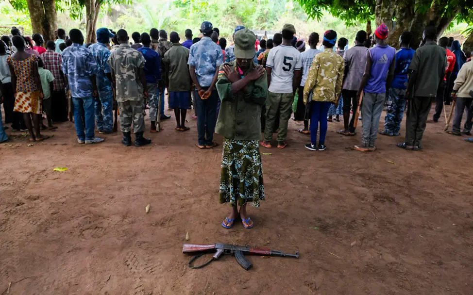 Südsudan: Ein befreiter Kindersoldat steht vor seiner niedergelegten Waffe | © UNICEF/Rich Südsudan: Ein befreiter Kindersoldat hat seine Waffe niedergelegt