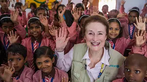 UNICEF-Exekutivdirektorin Henrietta Fore mit Schülern in einer Schule. | © UNICEF/Vishwanathan UNICEF-Exekutivdirektorin Henrietta Fore mit Schülern in einer Schule.