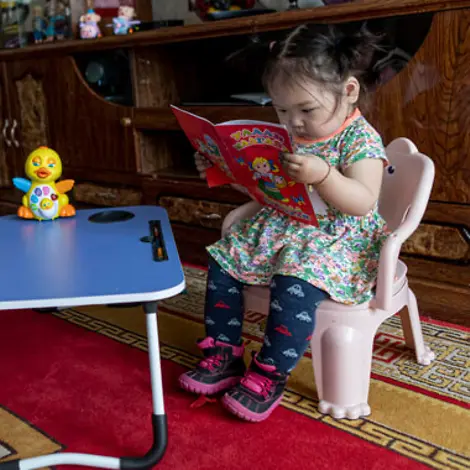 Zwei Mädchen in der Mongolei sind in ihre Bücher vertieft | © UNICEF/Babajanyan VII Photo Mongolei: Zwei Mädchen lesen