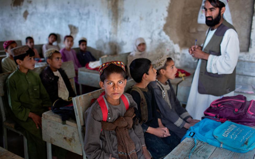 Afghanistan: Schüler sitzen in einer wiedereröffneten Schule