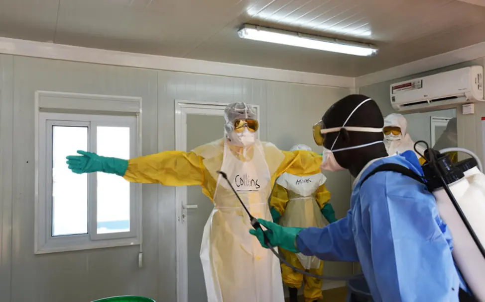 Südsudan: Ein Helfer im Ebola-Schutzanzug | © UNICEF/Ryeng Südsudan: Ein Helfer im Ebola-Schutzanzug