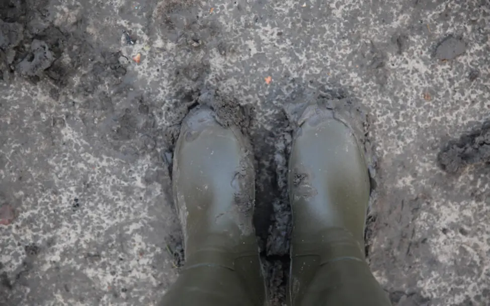 Südsudan: Gummistiefel im Matsch | © UNICEF/Elrington Südsudan: Gummistiefel im Matsch