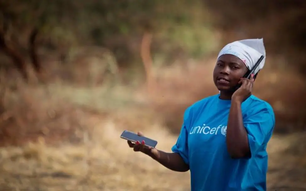 Südsudan: Eine UNICEF-Helferin telefoniert | © UNICEF/Holt Südsudan: Eine UNICEF-Helferin telefoniert