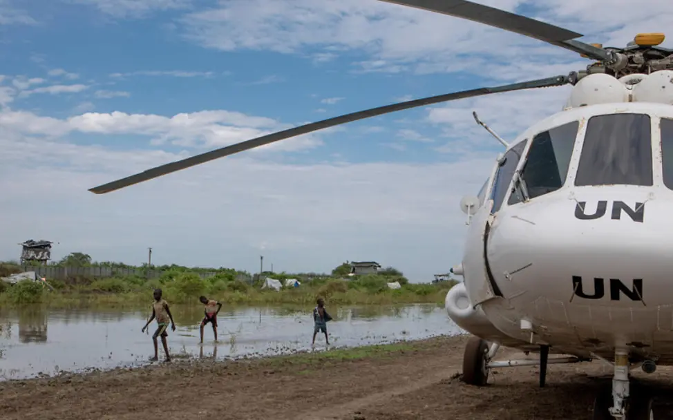 Südsudan: Ein Helikopter neben einem überschwemmten Feld | © UNICEF/De La Guardia Südsudan: Ein Helikopter neben einem überschwemmten Feld