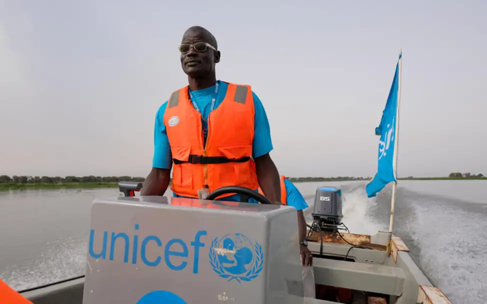 Südsudan: Ein UNICEF-Mitarbeiter transportiert Hilfsgüter per Boot | © UNICEF/Rich Südsudan: Ein UNICEF-Mitarbeiter transportiert Hilfsgüter per Boot