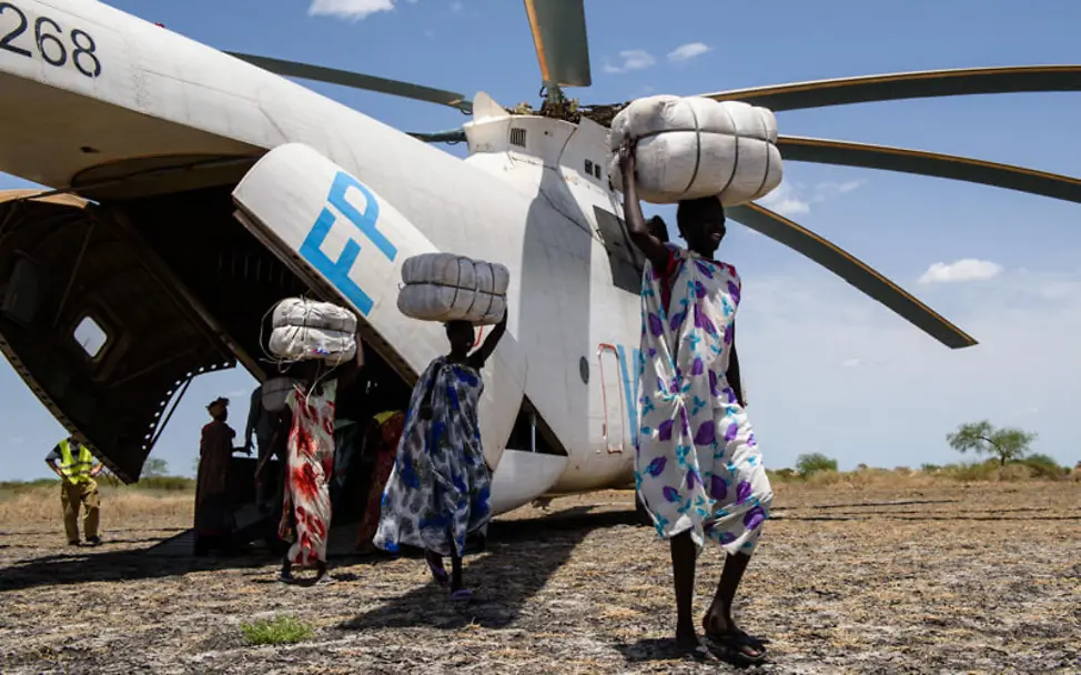 Südsudan: Bei einer Rapid Response Mission werden Hilfsgüter aus einem Flugzeug geladen | © UNICEF/Hatcher-Moore Südsudan: Bei einer Rapid Response Mission werden Hilfsgüter aus einem Flugzeug geladen
