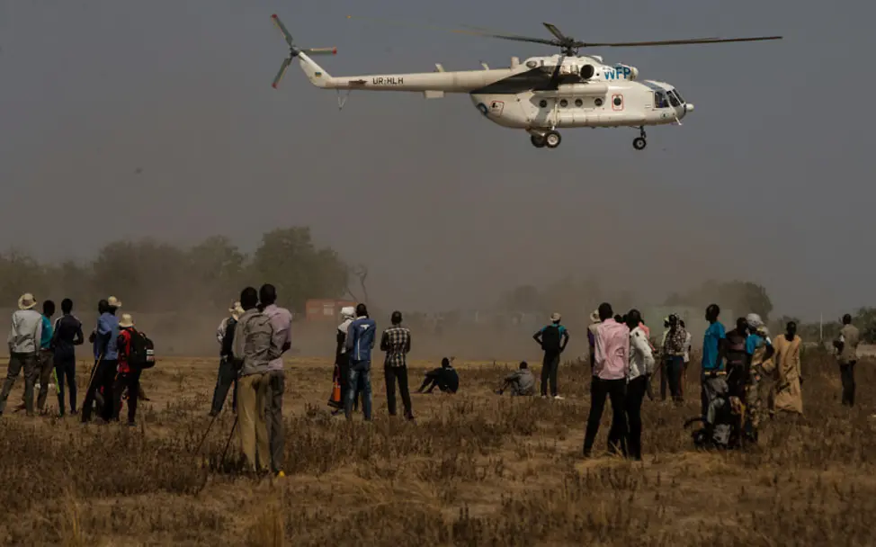 Rapid Response im Südsudan: Ein Helikopter im Landeanflug | © UNICEF/Modola Rapid Response im Südsudan: Ein Helikopter im Landeanflug