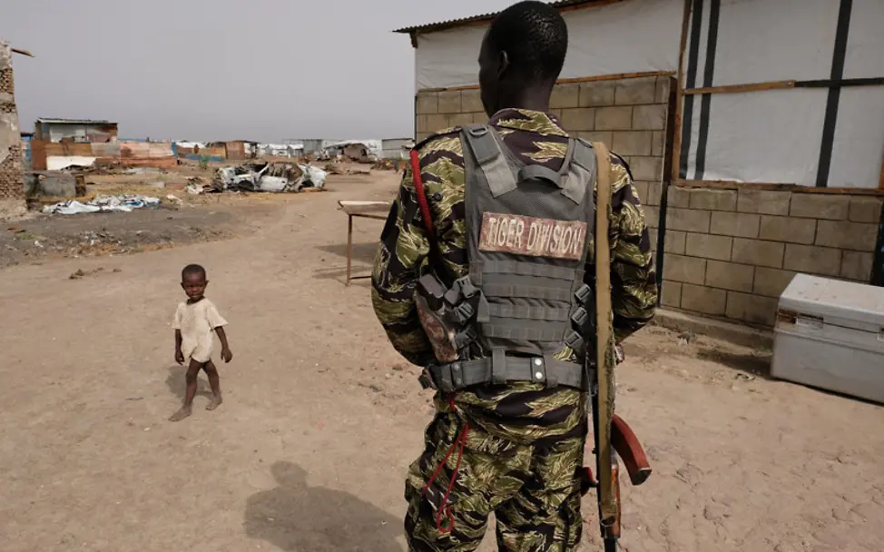 Südsudan: Ein Kleinkind steht einem Soldaten gegenüber | © UNICEF/Rich Südsudan: Ein Kleinkind steht einem Soldaten gegenüber