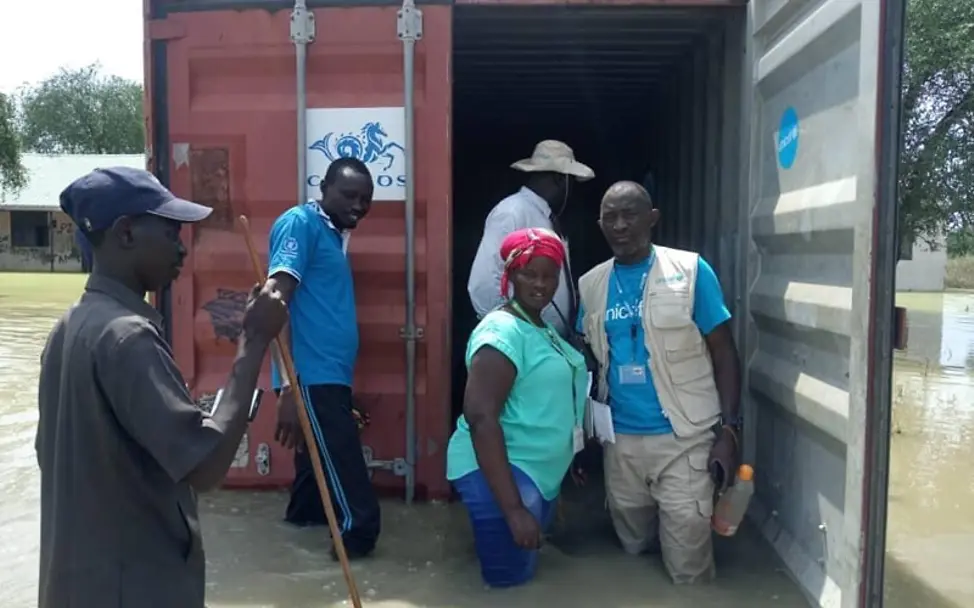 Südsudan: Überschwemmungen haben einen Container mit Schulmaterialien beschädigt | © UNICEF Südsudan: Überschwemmungen haben einen Container mit Schulmaterialien beschädigt