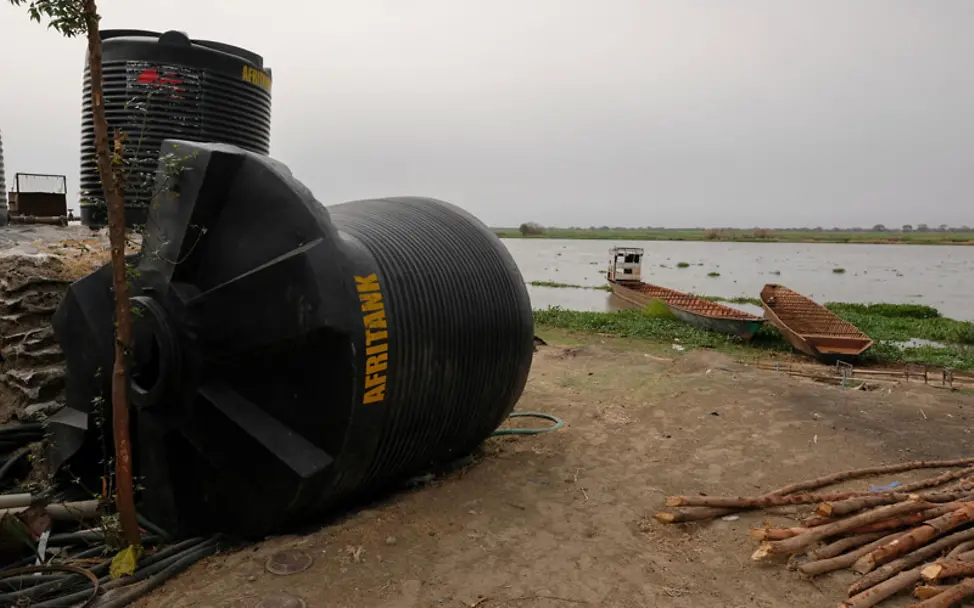 Südsudan: Ein beschädigter Wassertank liegt am Fluss | © UNICEF/Rich Südsudan: Ein beschädigter Wassertank liegt am Fluss