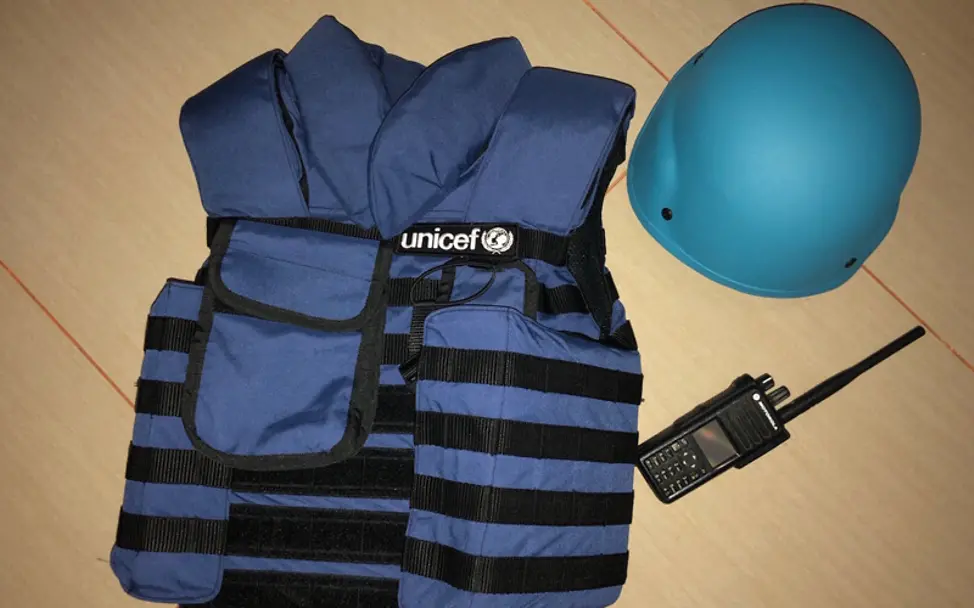 Südsudan: Eine Schutzweste, ein Helm und ein Walkie Talkie gehören zur Ausstattung der Helfer | © UNICEF/Bulling Südsudan: Eine Schutzweste, ein Helm und ein Walkie Talkie gehören zur Ausstattung der Helfer